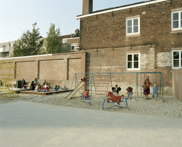 800796 Gezicht op de speelplaats, aangelegd op het binnenterrein van de voormalige garage Hartog (Lange Nieuwstraat 79) ...